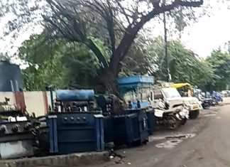 झांसी में विद्युत कार्यशाला केंद्र पर फुटपाथ अतिक्रमण व जहरीले तेल फैलाव