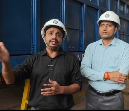 वर्कशॉप में ओपन माल वैगनों के लिए लॉकिंग व गाइडिंग तंत्र सहित डिटेचेबल ऊपरी बॉडी प्रणाली विकसित