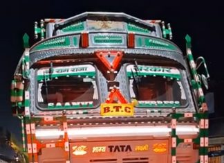 तेज रफ्तार ट्रक की टक्कर से पिकअप व बलेनो क्षतिग्रस्त, 7 घायल