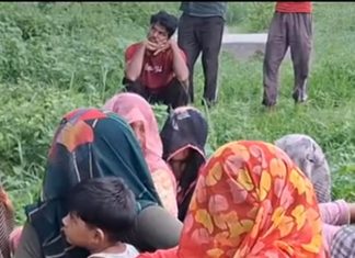घर के निकट पेड़ पर फंदा कस कर खुदकुशी