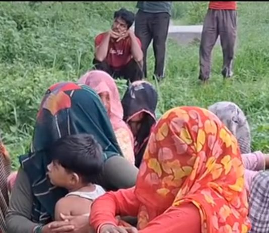 घर के निकट पेड़ पर फंदा कस कर खुदकुशी