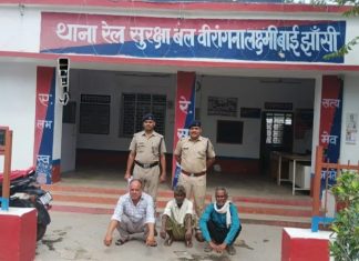 सुरक्षा से खिलवाड़ : बैरिकेडिंग उखाड़ रेलवे ट्रैक किनारे उतारा ट्रैक्टर-कंप्रेसर