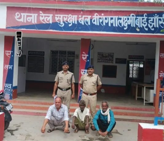 सुरक्षा से खिलवाड़ : बैरिकेडिंग उखाड़ रेलवे ट्रैक किनारे उतारा ट्रैक्टर-कंप्रेसर