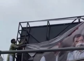 होर्डिंग्स फाड़ने पर सपा नेताओं के खिलाफ मुकदमा दर्ज