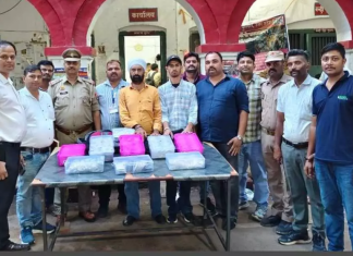 स्टेशन पर 20 किग्रा चांदी के आभूषण सहित पिता पुत्र पकड़े