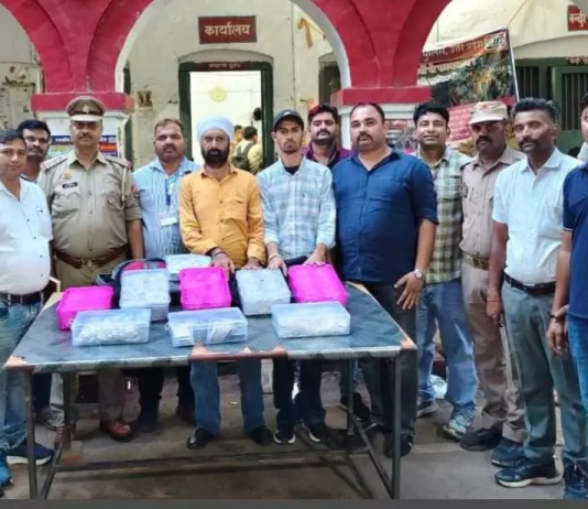 स्टेशन पर 20 किग्रा चांदी के आभूषण सहित पिता पुत्र पकड़े
