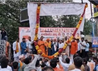 भाजपा के क्षेत्रीय अध्यक्ष को झांसी में हाइड्रा से 100 किलो की माला पहना कर स्वागत