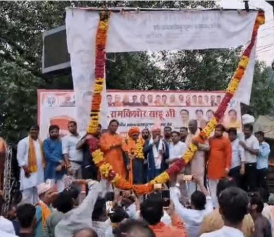 भाजपा के क्षेत्रीय अध्यक्ष को झांसी में हाइड्रा से 100 किलो की माला पहना कर स्वागत