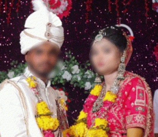 विश्वासघात : शादी के दो महीने बाद पत्नी को प्रेमी संग कमरे में पकड़ा
