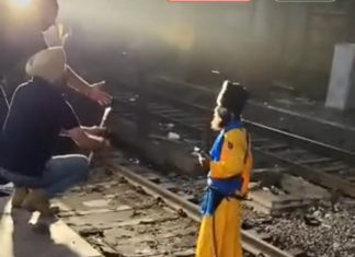ट्रेन के इंजन के सामने तलवार लेकर कूदा निहंग, बोला-ट्रेन आगे नहीं बढ़ने दूंगा