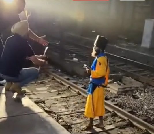 ट्रेन के इंजन के सामने तलवार लेकर कूदा निहंग, बोला-ट्रेन आगे नहीं बढ़ने दूंगा