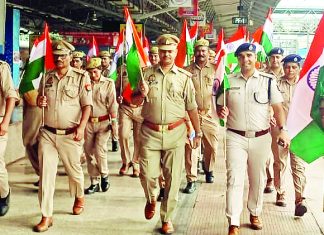 #Jhansi स्टेशन पर निकाली गई आरपीएफ व जीआरपी की भव्य तिरंगा रैली