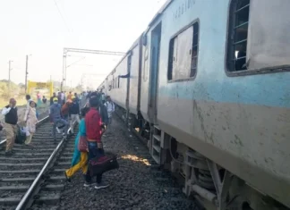 पशु कटने से इंजन हुआ फेल, ताज एक्सप्रेस सोनागिर में कई घंटे खड़ी रही