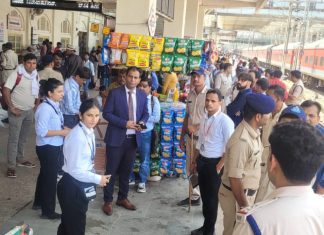 पंजाब मेल की पेन्ट्रीकार से बिना एक्सपायरी डेट लिखी 200 से अधिक अवैध पानी की बोतलें जब्त