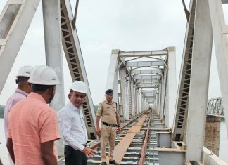 झांसी–मानिकपुर दोहरीकरण परियोजना : बेतवा पर निर्माणाधीन रेल पुल का डीआरएम द्वारा निरीक्षण