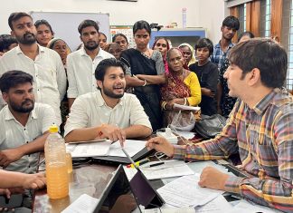 पानी की समस्या से जूझती महिलाओं ने जल निगम कार्यालय पर फोड़े मटके