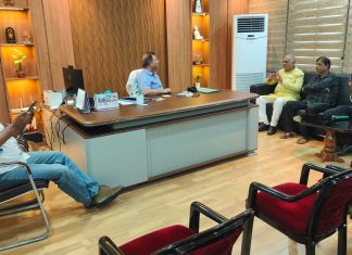 मेडिकल कॉलेज आउट सोर्सिंग कर्मियों की समस्याओं को लेकर कांग्रेसी नेता प्रधानाचार्य से मिले