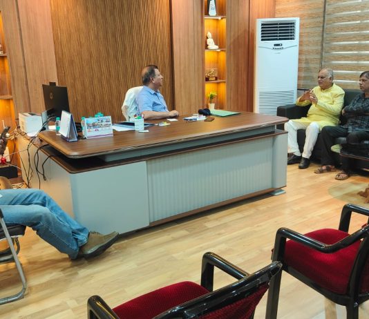 मेडिकल कॉलेज आउट सोर्सिंग कर्मियों की समस्याओं को लेकर कांग्रेसी नेता प्रधानाचार्य से मिले