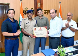 यात्री की जान बचाने वाले आरपीएफ कांस्टेबल बाबू प्रजापति बने ‘Employee of the Month’