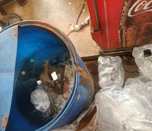 स्टेशन पर बिक रही थी अमानक खाद्य सामग्री जब्त, अनियमितता पर वेंडर्स पर जुर्माना
