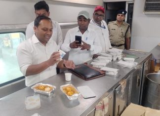 11 ट्रेन की पैंट्रीकार की चैकिंग में अवैध पानी, अमानक चाय के कप, अवैध वेंडर पकड़े