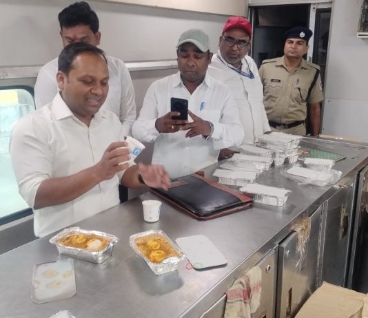 11 ट्रेन की पैंट्रीकार की चैकिंग में अवैध पानी, अमानक चाय के कप, अवैध वेंडर पकड़े