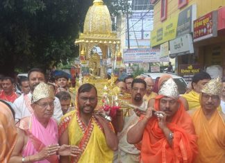गाजे बाजे के साथ निकाली श्री जी की शोभायात्रा