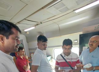 कुशीनगर एक्सप्रेस की पैंट्री कार में रुपए लेकर बिना टिकट यात्रा कराई जा रही थी !