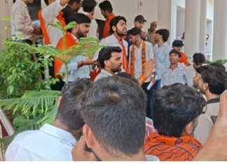 दिल्ली से सबक ले झांसी में पीजी, छात्रावास की जांच कराने किया प्रदर्शन