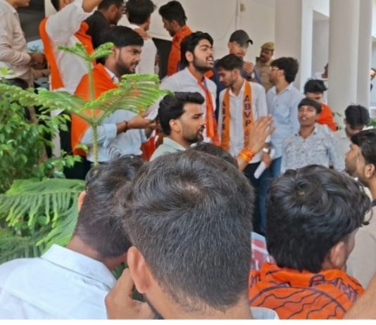 दिल्ली से सबक ले झांसी में पीजी, छात्रावास की जांच कराने किया प्रदर्शन