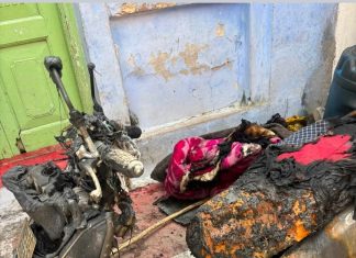 शार्ट सर्किट की चिंगारी से दो मंजिला मकान में लगी आग, तीन झुलसे