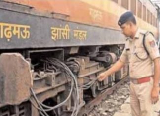 गढ़मऊ में एसी लोको से कापर केबल उड़ा ले गए चोर