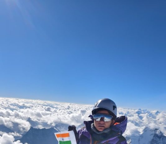 उमरे की सोनिया कुशवाहा ने माउंट कुन (23,200 फीट) पर फहराया तिरंगा