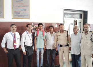 रेलवे चेकिंग स्टाफ की तत्परता से गुमशुदा किशोर परिजनों को मिला