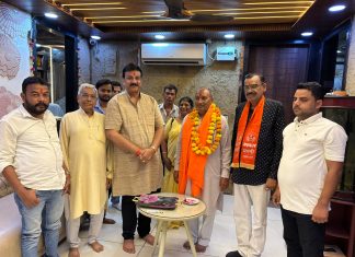 संघर्ष सेवा समिति कार्यालय पहुंचे स्नातक एमएलसी प्रत्याशी शिवशंकर पटेल