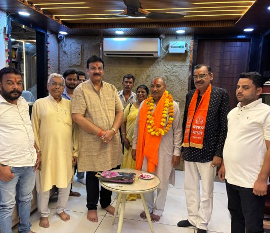 संघर्ष सेवा समिति कार्यालय पहुंचे स्नातक एमएलसी प्रत्याशी शिवशंकर पटेल