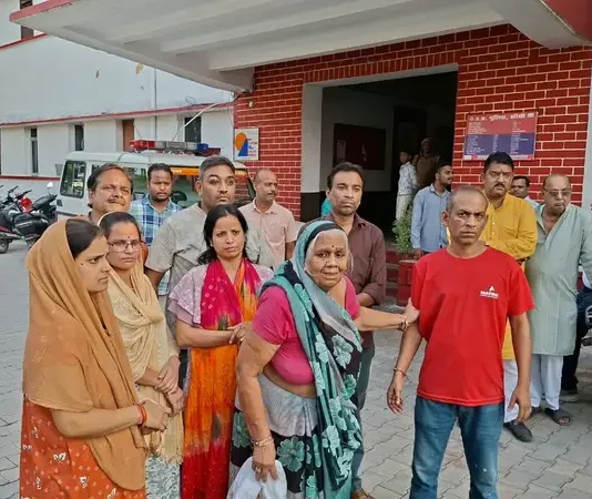 वृद्धा को स्कूटी से टक्कर मारने के विरोध पर साहू परिवार की मारपीट