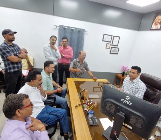 कारखाना रेल्वे डिपेंसरी के डॉक्टर द्वारा कर्मचारी से दुर्व्यवहार पर उमरे कर्मचारी संघ ने किया विरोध