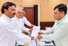 नगरा रेल क्षेत्र से तय बाजारी दुकानें नहीं हटाने को लेकर दिया ज्ञापन