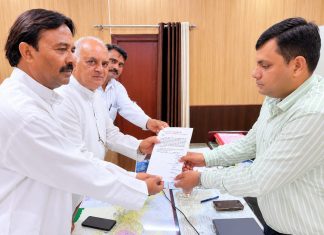 नगरा रेल क्षेत्र से तय बाजारी दुकानें नहीं हटाने को लेकर दिया ज्ञापन