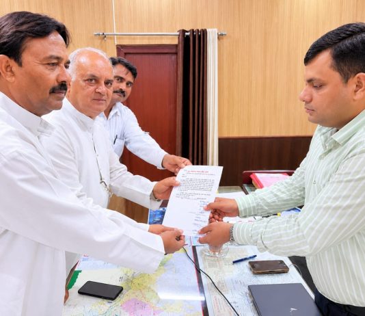 नगरा रेल क्षेत्र से तय बाजारी दुकानें नहीं हटाने को लेकर दिया ज्ञापन