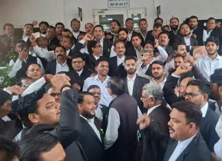 वकीलों ने 3 थाना प्रभारी व जेल अधीक्षक पर लगाए गंभीर आरोप, कार्रवाई की मांग