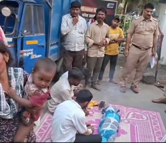 थाने के बाहर शव रख परिजन बोले – हमें न्याय चाहिए