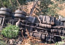 हाईवे पर कंटेनर से भिड़ंत के बाद ट्रक खाई में पलटा