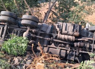 हाईवे पर कंटेनर से भिड़ंत के बाद ट्रक खाई में पलटा