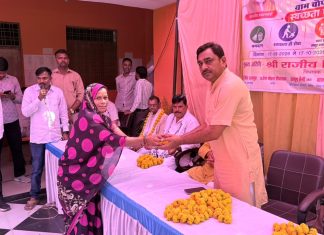 विधायक राजीव सिंह पारीछा ने किया श्रमदान व जनसंवाद