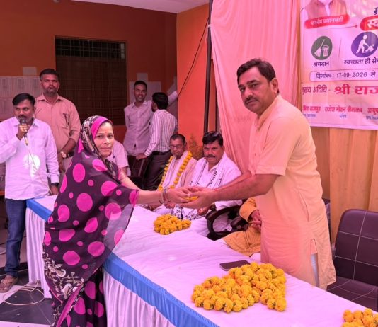 विधायक राजीव सिंह पारीछा ने किया श्रमदान व जनसंवाद