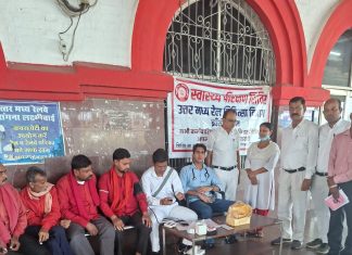 स्टेशन पर शिविर में कुलियों के स्वास्थ्य को जांचा