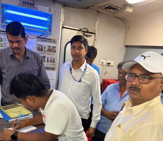 कुशीनगर एक्सप्रेस की पैंट्री कार में 32 अनधिकृत यात्री पकड़े