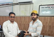 ईमानदारी की मिसाल बने टीटीई नीरज त्रिपाठी
